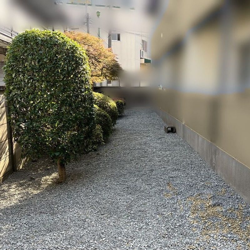 除草して砂利を敷いた通路(施工後)